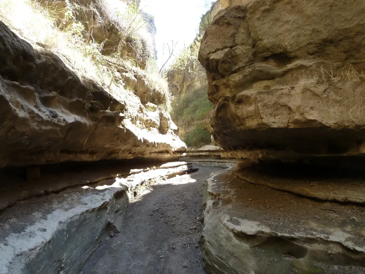 Smalle doorgang in een kloof tussen gladde, lichte rotswanden in Hell's Gate National Park