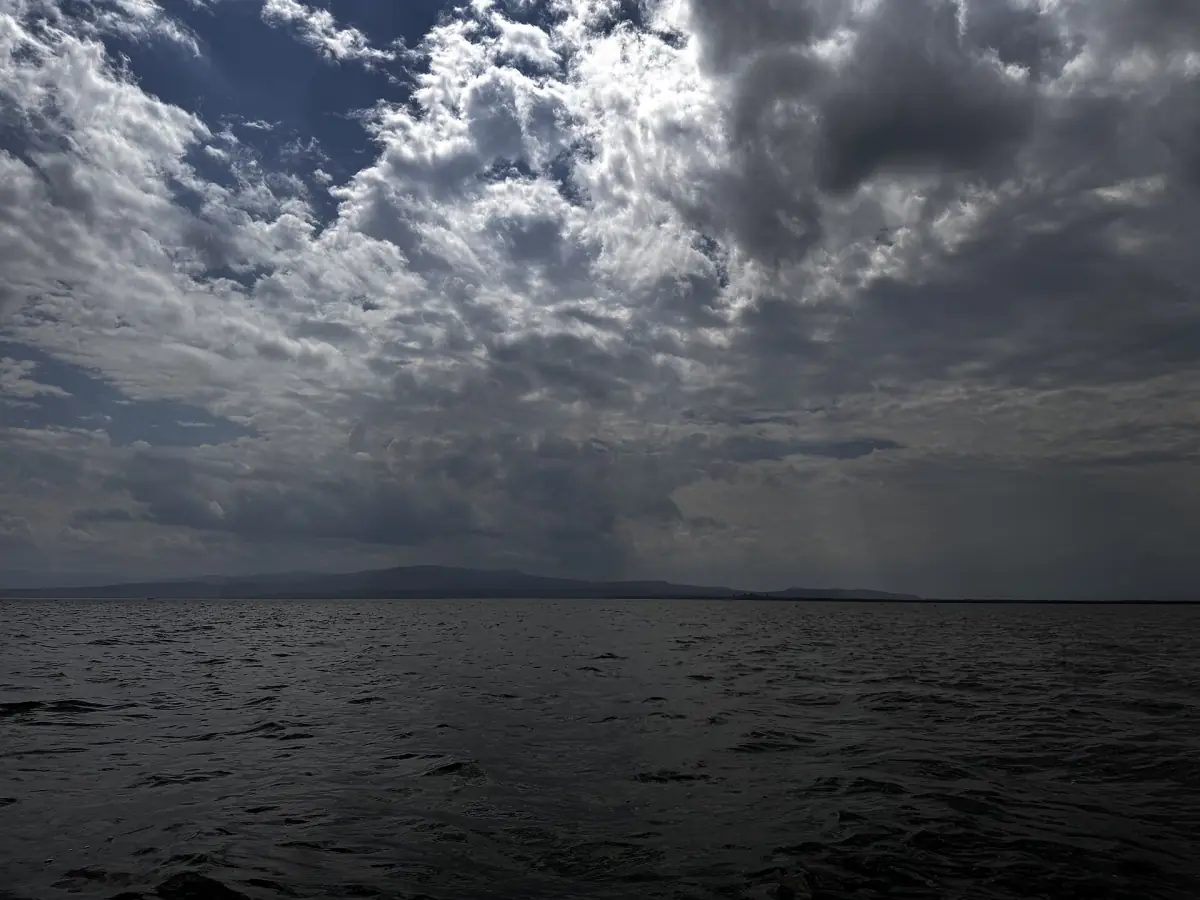 Donkere regenwolken pakken zich samen boven Lake Naivasha bij Hell's Gate